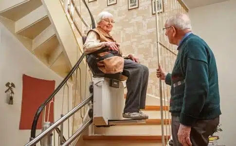 Les équipements indispensables pour faciliter la vie des seniors à domicile