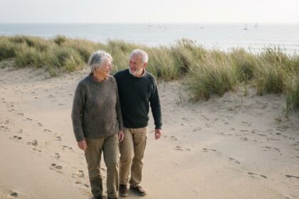 Couple retraité marchant sur la plage de Vendée